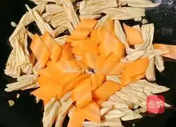 Illustration of how to stir-fry yuba and carrots 10
