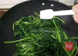 Illustration of how to make garlic sweet potato leaves 8