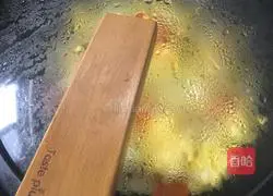 Fried baby with local eggs Illustrations of how to make dishes 11