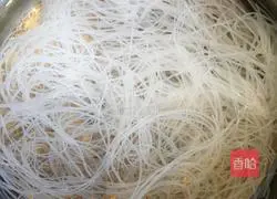 Illustration of how to mix cabbage with vermicelli 5