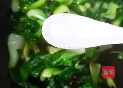 Illustration of how to stir-fry green vegetables with black fungus 8