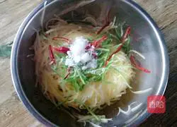 Illustration of how to make stir-fried shredded potatoes 15