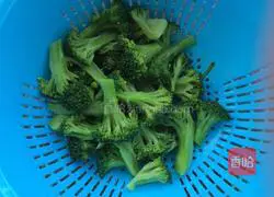 Illustration of how to make garlic broccoli salad 3
