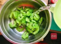 Illustration of how to make cold bitter melon 4
