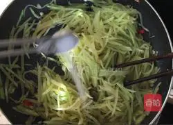 Illustration of how to make spicy and sour lettuce shreds 10