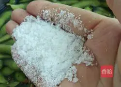 Illustration of how to make simple salted edamame beans 4