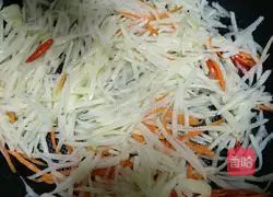 Sour Illustration of how to make spicy potato shreds 8