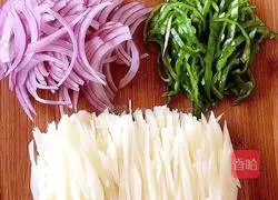 Fried onions and potatoes Illustration of how to make silk 3