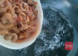 Illustration of how to make cucumbers and scallops mixed with scallops 2