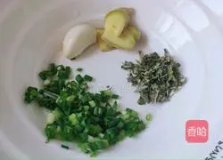 Illustration of how to make garlic kelp shreds 3