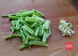 Illustration of how to make fried pork slices with lotus root and celery 3