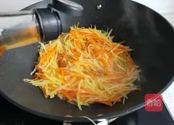 Illustration of how to stir-fry shredded potatoes and carrots 7