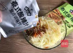 Illustration of how to mix green and red peppers with shredded potatoes 7