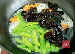 Illustration of how to make lotus pond stir-fry 4