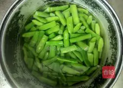 Illustration of how to make cold green beans 7