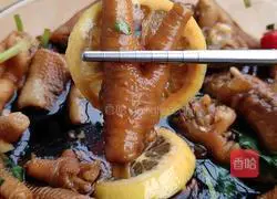 Illustration of how to soak chicken feet in citric acid 6