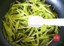 Illustration of how to make scrambled eggs with green bamboo shoots 14