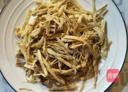 Illustration of how to make cold onion and tofu skin 1