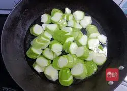 Illustration of how to cook zucchini with sauce 12