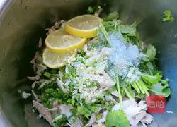 Illustration of how to make lemon shredded chicken legs 11