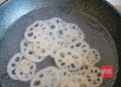 Illustration of how to make lotus pond stir-fry 3