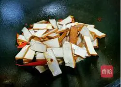 Illustration of how to stir-fry celery and dried celery 6