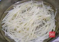 Illustration of how to make black bean paste with green pepper and potato shreds 12