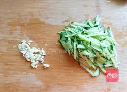 Illustration of how to make cold cucumber chicken breast 2