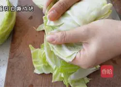 Illustration of how to tear lotus white by hand 1