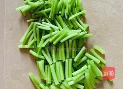 Illustration of how to stir-fry sweet potato stems with green pepper 2