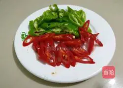 Illustration of how to stir-fry vermicelli with soybean sprouts 2