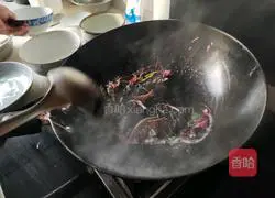 Illustration of how to stir-fry amaranth with garlic cloves 6