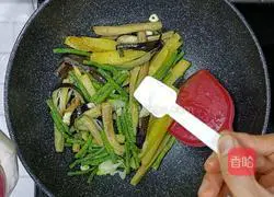 Illustration of how to make fried beans with potatoes and eggplants 13