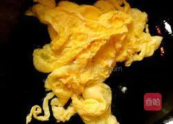 Illustration of how to make scrambled eggs with lettuce 4