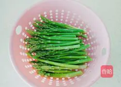 Illustration of how to make stir-fried asparagus 3