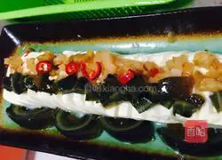 Illustration of how to make cold scallion oil, preserved egg and tofu 5