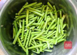 Illustration of how to cook eggplant with green beans 3