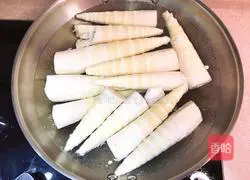 Illustration of how to make shredded bitter bamboo shoots cold with red oil 2