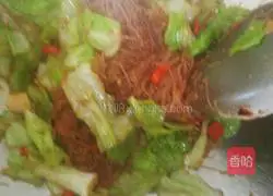 Illustration of how to stir-fry vermicelli with cabbage 11