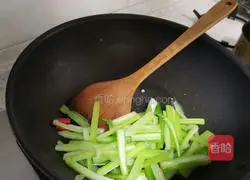 Authentic Northeastern style Kuaishou Illustration of how to make fried celery noodles 6