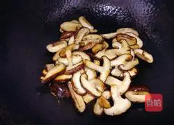 Illustration of making mushroom slices in oyster sauce 5