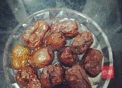 Illustration of how to make walnut, peanut and red date porridge 2