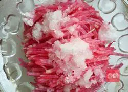 Illustration of how to make sweet and sour radish shreds 4