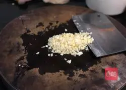 Illustration of how to make garlic water spinach 3