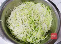 Illustration of how to stir-fry shredded white radish 2