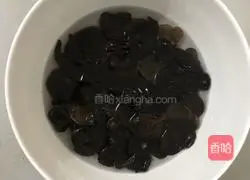 Illustration of how to make stir-fried lettuce with ham, fungus and ham 1