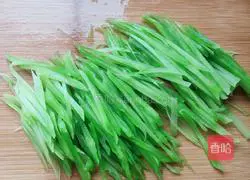 Illustration of how to make fried shredded lettuce 4