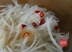 Illustration of how to mix white radish shreds 8