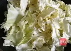 Illustration of how to make sweet and sour shredded cabbage 5