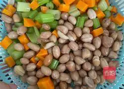 Illustration of how to mix celery and spiced peanuts 8